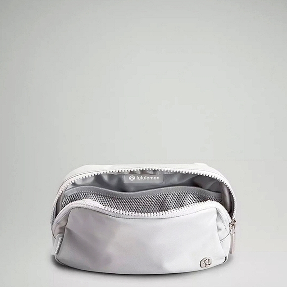 LULULEMON SILVER GREY BELT BAG NWT 🏷✨️ - Picture 3 of 8